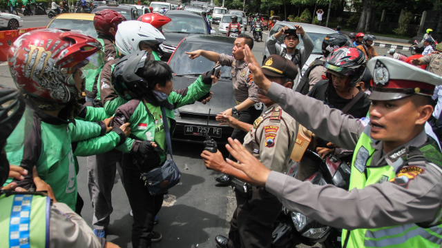 Ricuh ojek online vs sopir taksi (Foto: Mohammad Ayudha/ANTARA)