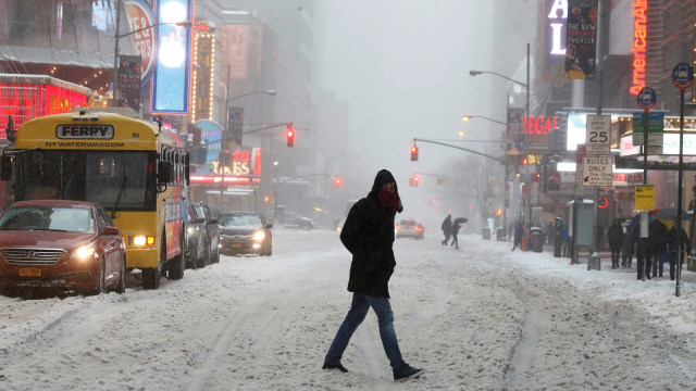 Seseorang melintas saat badai salju di Manhattan. Foto: Reuters/Carlo Allegri