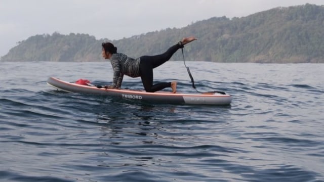 Susi Pudjiastuti berpose yoga (Foto: twitter/@susipudjiastuti)