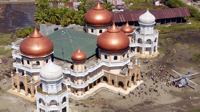 Masjid di Aceh tetap berdiri kokoh usai Tsunami. (Foto: Wikimedia Commons)