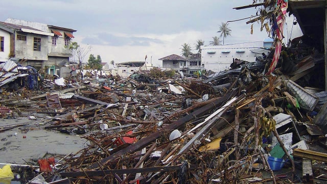 Tsunami hebat terjadi di Aceh tahun 2004. (Foto: Wikimedia Commons)