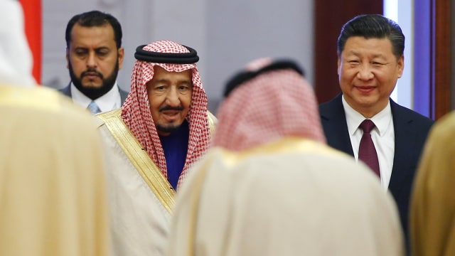 Raja Salman berkunjung ke China. (Foto: Reuters/Thomas Peter)