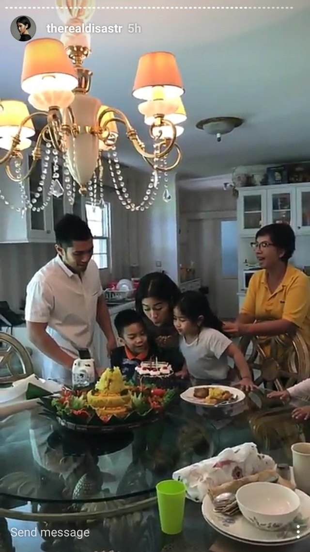 Dian Sastro tiup lilin bersama anak-anaknya (Foto: Instagram @therealdisastr)