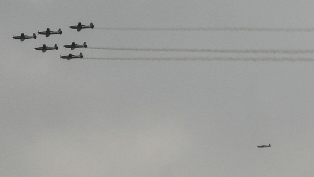 Tim Aerobatik Jupiter di langit Pekanbaru (Foto: Rony Muharrman/ANTARA)