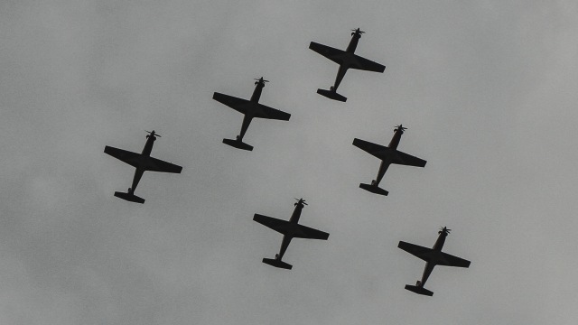 Tim Aerobatik Jupiter di langit Pekanbaru (Foto: Rony Muharrman/ANTARA)