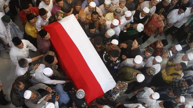 Santri menggotong peti jenazah Hasyim Muzadi (Foto: Ari Bowo Sucipto/Antara)