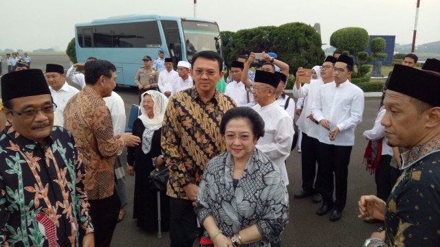 Ahok dan Mega  menunggu jenazah Kiai Hasyim. (Foto: Anggi Dwiky Darmawan/kumparan)