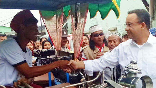 Anies naik delman saat kampanye di Jatinegara. (Foto: Wandha Nur/kumparan)