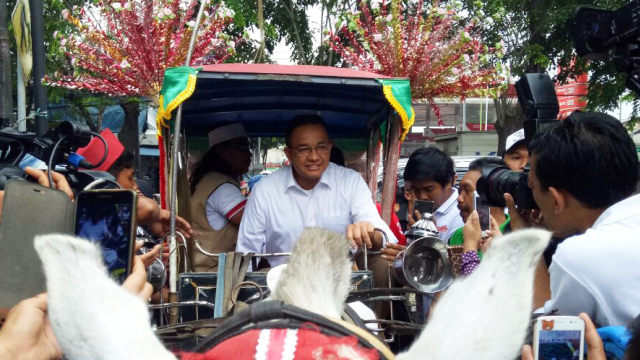 Anies naik delman saat kampanye di Jatinegara. (Foto: Wandha Nur/kumparan)