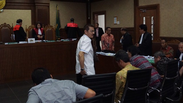 Gamawan meninggalkan ruang sidang. (Foto: Aditia Noviansyah/kumparan)