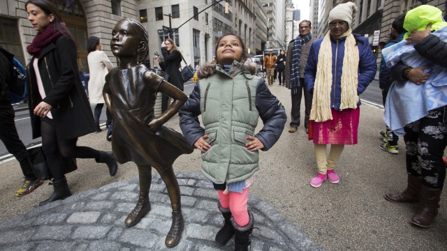 Fearless Girl di Wall Street (Foto: Mark Lennihan/AP)