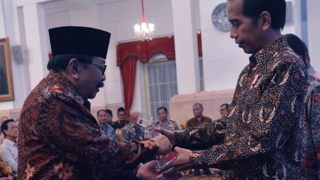 Gubernur Soekarwo dan Presiden Jokowi (Foto: Twitter @JatimPemprov)