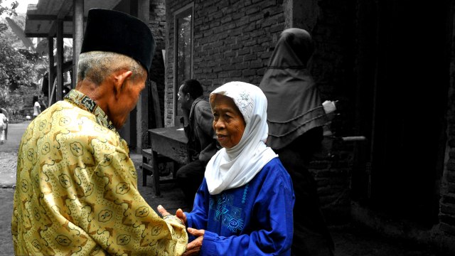 Kakek Khaerudin dan Nenek Maunah saling berjumpa (Foto: Kevin Kurnianto/kumparan)