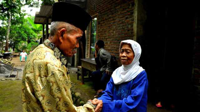 Kakek Khaerudin bertemu Nenek Maunah sebelum umroh (Foto: Kevin Kurnianto/kumparan)