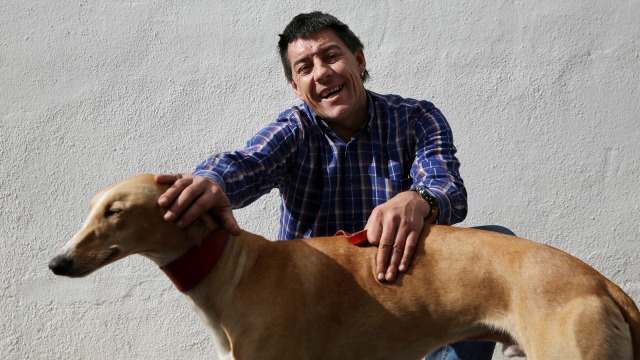 Pasien skizofrenia dengan anjing puppy love Foto: REUTERS/Susana Vera