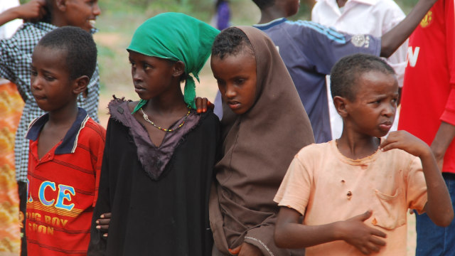 Anak-anak Somalia menunggu makanan. (Foto: Dok. relawan ACT)