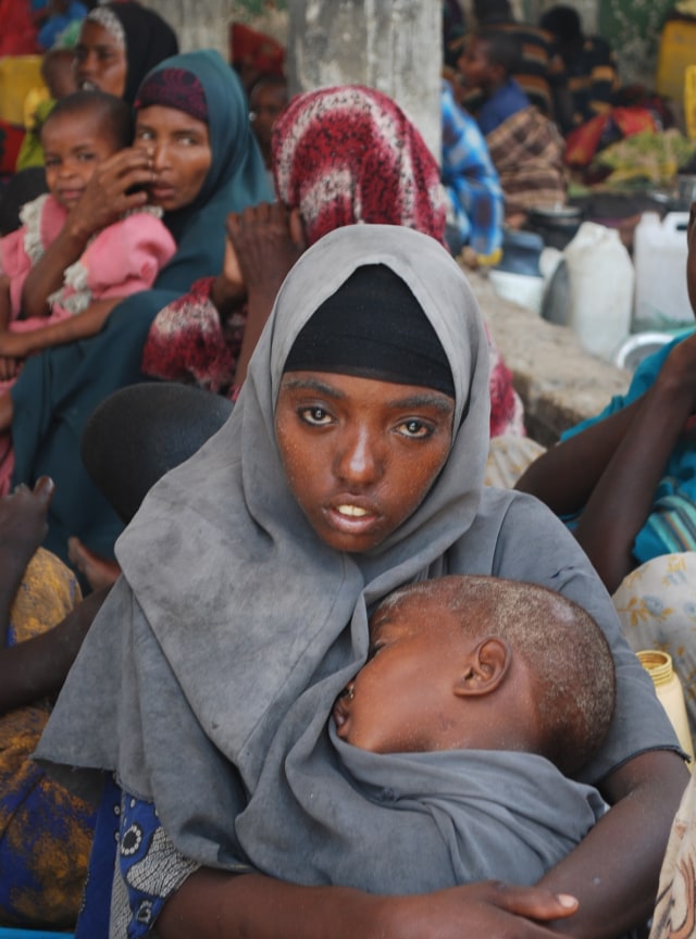 Wanita Somalia mendekap anaknya yang kelaparan. (Foto: Dok. relawan ACT)