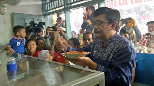 Djarot makan di warteg Penjaringan. (Foto: Nadia Riso/kumparan)