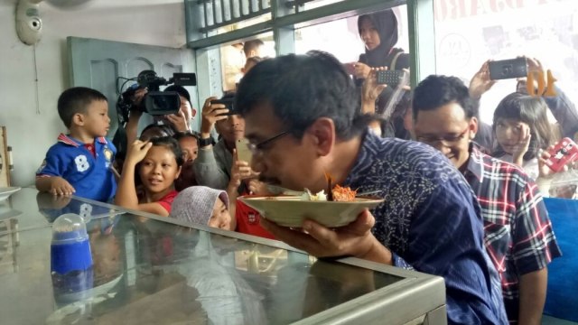 Djarot makan di warteg Penjaringan. (Foto: Nadia Riso/kumparan)