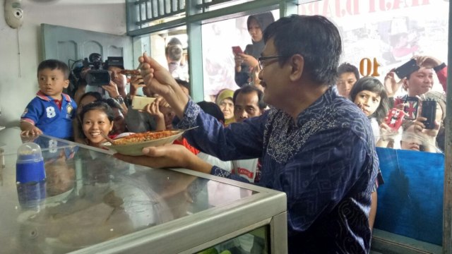 Djarot makan di warteg Penjaringan. (Foto: Nadia Riso/kumparan)