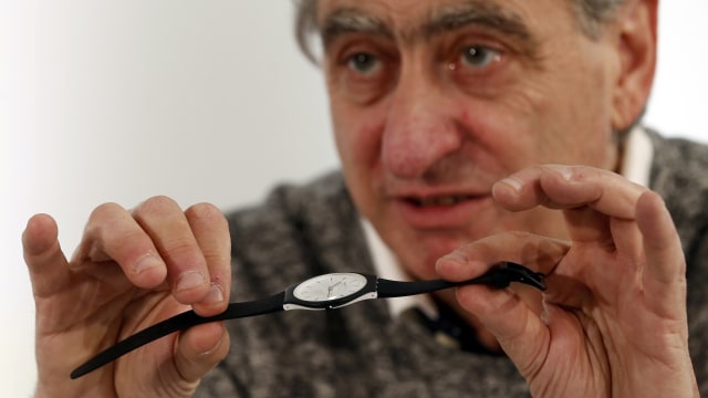 Jam tangan pintar baru dari Swatch. (Foto: Denis Balibouse/Reuters)