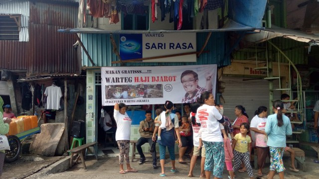 Warga Penjaringan makan gratis di warteg Djarot. (Foto: Nadia Riso/kumparan)