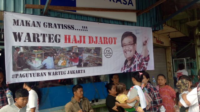 Warga Penjaringan makan gratis di warteg Djarot. (Foto: Nadia Riso/kumparan)