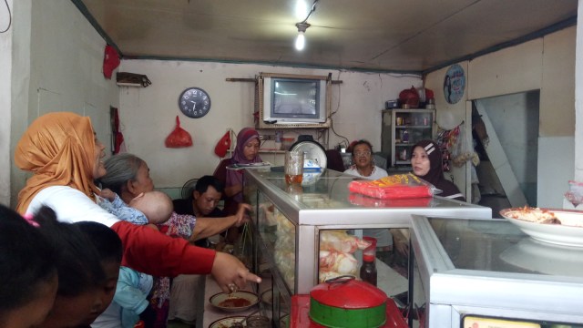 Warga Penjaringan makan gratis di warteg Djarot. (Foto: Nadia Riso/kumparan)