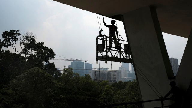 Satdion GBK renovasi persiapan Asian Games. (Foto: Reuters/Beawiharta)