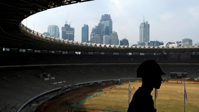 Renovasi stadion GBK untuk persiapan Asian Games . (Foto: Reuters/Beawiharta)