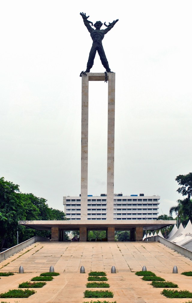 Patung Pembebasan Irian Barat di Lapangan Banteng (Foto: Everyone Sinks Starco via Flickr)