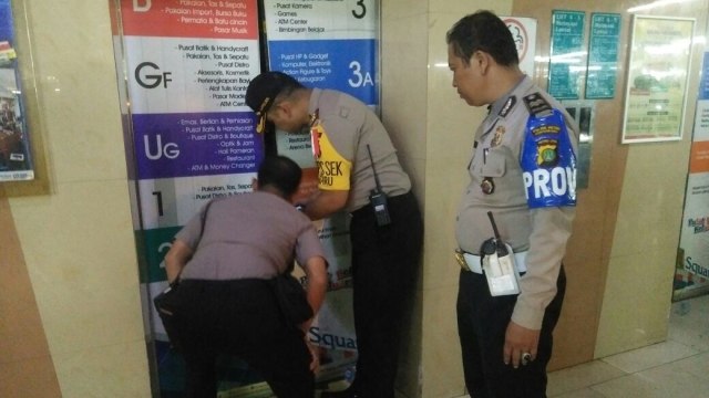 Polisi mengecek lift jatuh di Blok M Square (Foto: Dokumentasi Polres Jaksel)