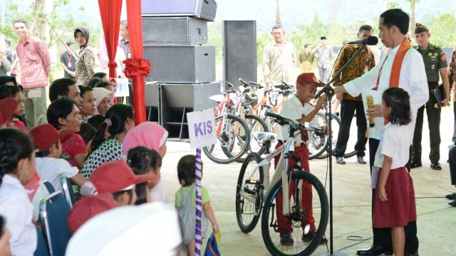 Jokowi bagi-bagi sepeda di Sambas, Kalbar. (Foto: Biro Pers Istana)