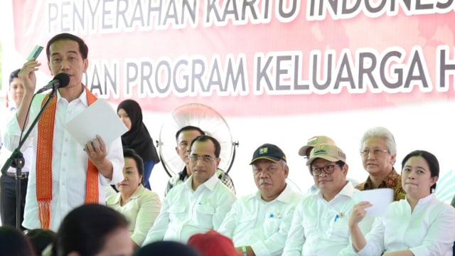 Jokowi serahkan KIP di Sambas, Kalbar (Foto: Biro Pers Istana)