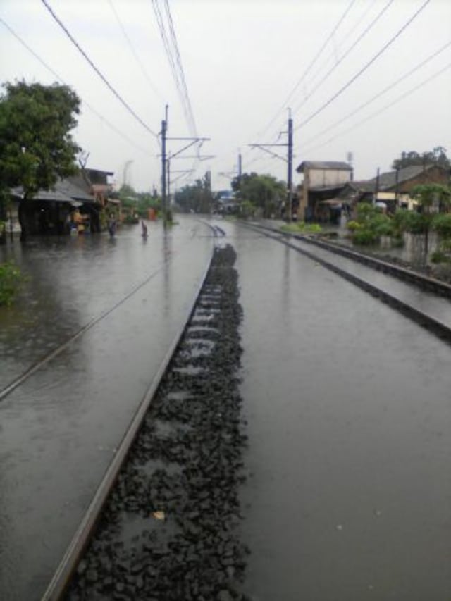 Jalur Kereta Kebayoran-Pondok Ranji Banjir Foto: twitter/@infocommuterline
