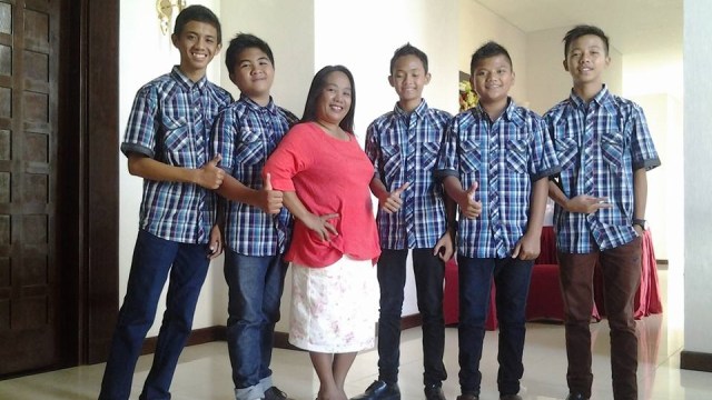 Spensa Boys bersama pelatihnya. (Foto: Derlina Simuru/Facebook)