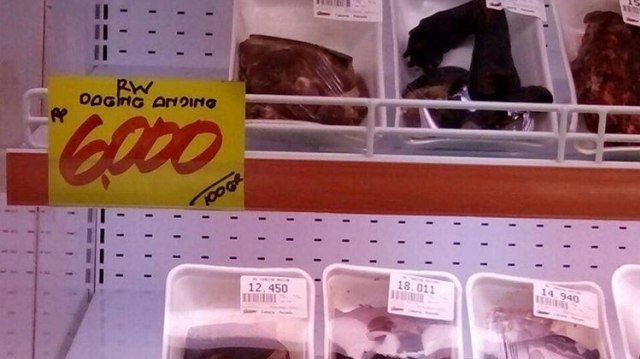 Daging anjing di supermarket. (Foto: Instagram @melaniesubono)