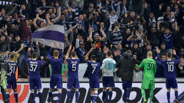 Para pemain Anderlecht di depan pendukungnya. Foto: Reuters