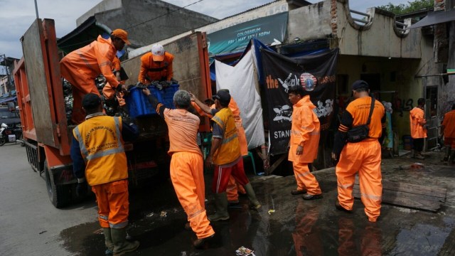 Pasukan oranye bersihkan sampah di Kali Gendong (Foto: Aditia Noviansyah/kumparan)