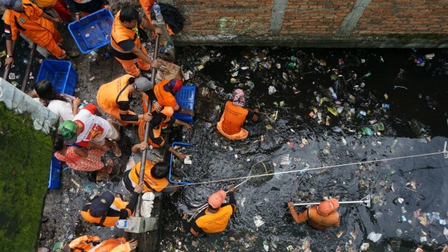 Pasukan oranye bersihkan sampah di Kali Gendong (Foto: Aditia Noviansyah/kumparan)