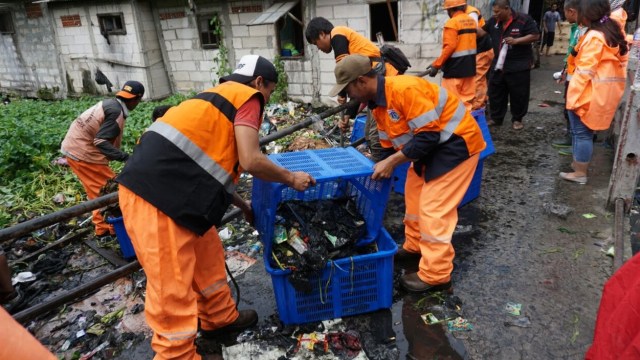 Pasukan oranye bersihkan sampah di Kali Gendong (Foto: Aditia Noviansyah/kumparan)