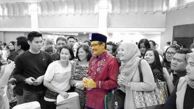 Djarot berfoto dengan warga Blitar. (Foto: David Pratama/kumparan)