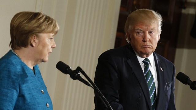 Pertemuan perdana Merkel dan Trump  (Foto: Jonathan Ernst/Reuters)