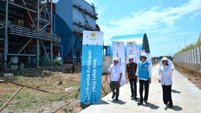 Jokowi berkeliling di kawasan PLTG Kalbar. (Foto: Dok. Biro Pers Istana)