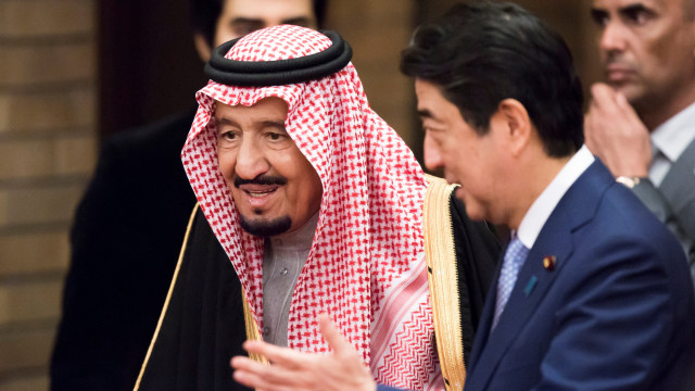 Raja Salman dengan Shinzo Abe (Foto: REUTERS/Tomohiro Ohsumi)