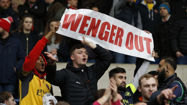 Fans Arsenal dengan spanduk protes mereka. (Foto: Andrew Boyers/Reuters)