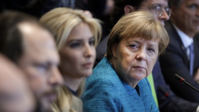 Merkel dan Ivanka Trump (Foto: AP Photo/Evan Vucci)