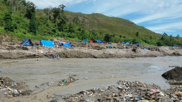 Warga yang menambang di Sungai Anhoni, (Foto: Dok. Istimewa)