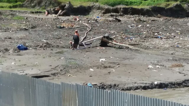 Warga yang menambang di Sungai Anhoni. (Foto: Dok. Istimewa)