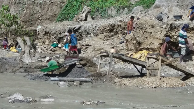 Warga yang menambang di Sungai Anhoni. (Foto: Dok.Istimewa)